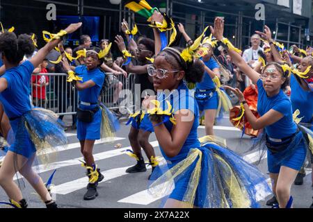 New York, Stati Uniti. 18 maggio 2024. Giovani ballerini visti esibirsi durante la sfilata. I ballerini partecipano alla diciottesima sfilata di danza annuale. 200 troupe ballano lungo il percorso della parata dalla 17th Street e la sesta Avenue al parco di Tompkins Square. Sono rappresentati oltre 100 stili di danza provenienti da tutto il mondo. Il tema di quest'anno è "Dance Free New York", che celebra la revisione dei regolamenti di zonizzazione della città che limitano la danza solo al 20% di New York City. Credito: SOPA Images Limited/Alamy Live News Foto Stock