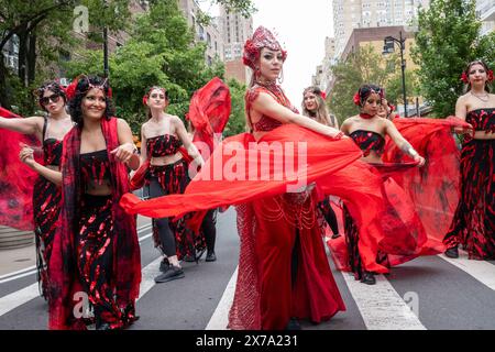 New York, Stati Uniti. 18 maggio 2024. Ballerini del ventre in rosso visti esibirsi durante la sfilata. I ballerini partecipano alla diciottesima sfilata di danza annuale. 200 troupe ballano lungo il percorso della parata dalla 17th Street e la sesta Avenue al parco di Tompkins Square. Sono rappresentati oltre 100 stili di danza provenienti da tutto il mondo. Il tema di quest'anno è "Dance Free New York", che celebra la revisione dei regolamenti di zonizzazione della città che limitano la danza solo al 20% di New York City. Credito: SOPA Images Limited/Alamy Live News Foto Stock