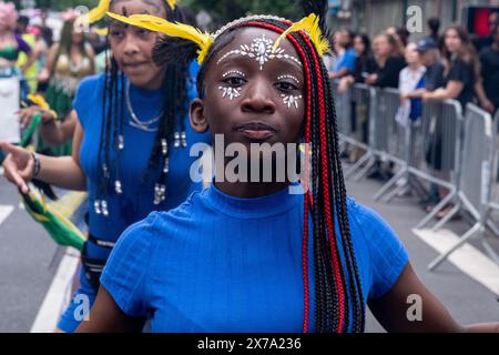 New York, Stati Uniti. 18 maggio 2024. Giovani ballerini visti esibirsi durante la sfilata. I ballerini partecipano alla diciottesima sfilata di danza annuale. 200 troupe ballano lungo il percorso della parata dalla 17th Street e la sesta Avenue al parco di Tompkins Square. Sono rappresentati oltre 100 stili di danza provenienti da tutto il mondo. Il tema di quest'anno è "Dance Free New York", che celebra la revisione dei regolamenti di zonizzazione della città che limitano la danza solo al 20% di New York City. Credito: SOPA Images Limited/Alamy Live News Foto Stock