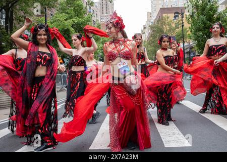 New York, Stati Uniti. 18 maggio 2024. Ballerini del ventre in rosso visti esibirsi durante la sfilata. I ballerini partecipano alla diciottesima sfilata di danza annuale. 200 troupe ballano lungo il percorso della parata dalla 17th Street e la sesta Avenue al parco di Tompkins Square. Sono rappresentati oltre 100 stili di danza provenienti da tutto il mondo. Il tema di quest'anno è "Dance Free New York", che celebra la revisione dei regolamenti di zonizzazione della città che limitano la danza solo al 20% di New York City. Credito: SOPA Images Limited/Alamy Live News Foto Stock