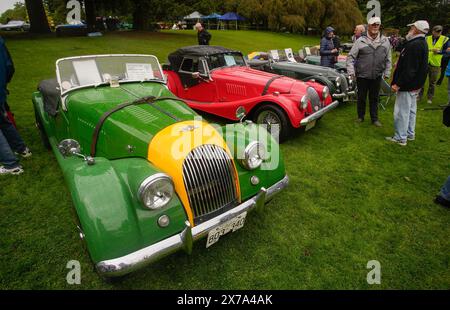 Vancouver, Canada. 18 maggio 2024. Le persone vedono le auto d'epoca esposte durante il 37° Vancouver All British Field Meet Classic Car Show al VanDusen Botanical Garden di Vancouver, British Columbia, Canada, il 18 maggio 2024. L'evento ha visto la partecipazione di oltre 500 auto d'epoca britanniche, che hanno riunito proprietari e appassionati di auto per condividere le loro storie. Crediti: Liang Sen/Xinhua/Alamy Live News Foto Stock