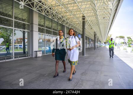 Addis Abeba, Etiopia. 18 maggio 2024. La gente cammina fuori dal terminal passeggeri nazionale di recente costruzione presso l'aeroporto internazionale di Bole ad Addis Abeba, Etiopia, il 18 maggio 2024. Ethiopian Airlines, la compagnia aerea africana più grande e in più rapida crescita, ha inaugurato sabato un terminal passeggeri nazionale costruito in Cina ad Addis Abeba, la capitale etiope. Crediti: Michael Tewelde/Xinhua/Alamy Live News Foto Stock