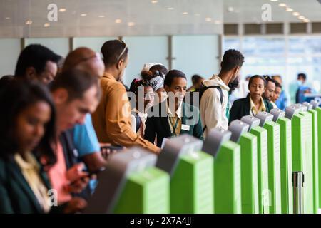 Addis Abeba, Etiopia. 18 maggio 2024. Le persone effettuano il check-in presso il terminal passeggeri nazionale di recente costruzione presso l'aeroporto internazionale Bole di Addis Abeba, Etiopia, il 18 maggio 2024. Ethiopian Airlines, la compagnia aerea africana più grande e in più rapida crescita, ha inaugurato sabato un terminal passeggeri nazionale costruito in Cina ad Addis Abeba, la capitale etiope. Crediti: Michael Tewelde/Xinhua/Alamy Live News Foto Stock