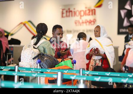 Addis Abeba, Etiopia. 18 maggio 2024. I turisti sono fotografati presso il terminal passeggeri nazionale di recente costruzione presso l'aeroporto internazionale di Bole ad Addis Abeba, Etiopia, 18 maggio 2024. Ethiopian Airlines, la compagnia aerea africana più grande e in più rapida crescita, ha inaugurato sabato un terminal passeggeri nazionale costruito in Cina ad Addis Abeba, la capitale etiope. Crediti: Michael Tewelde/Xinhua/Alamy Live News Foto Stock