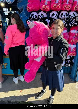 La ragazza ebrea religiosa detiene il premio che ha vinto a Coney Island. Foto Stock