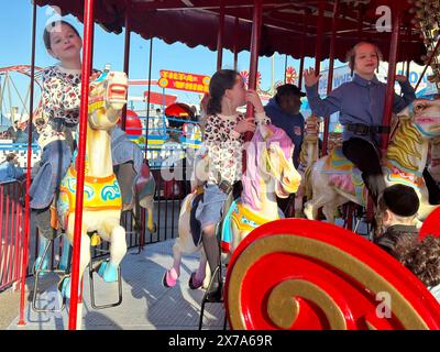 I bambini ebrei religiosi giocheranno a Coney Island a Brooklyn, NY. Foto Stock