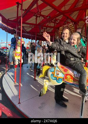 Gli ebrei religiosi si divertono a giocare a Coney Island a Brooklyn, NY. Foto Stock