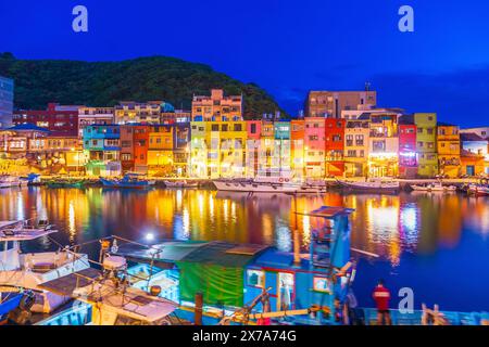 Paesaggio urbano del colorato porto di pesca di Zhengbin a Keelung vicino alla città di Taipei, Taiwan al tramonto Foto Stock