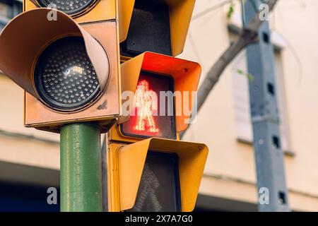 Semafori sulla strada di Palma de Mallorca. Semafori gialli e segnali stradali. Foto Stock