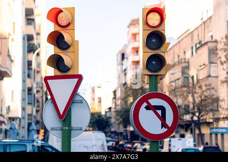Semafori sulla strada di Palma de Mallorca. Semafori gialli e segnali stradali. Foto Stock