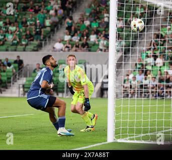 Austin, Texas, Stati Uniti. 18 maggio 2024. Il difensore dello Sporting Kansas City Robert Castellanos (19) e il portiere Tim Melia (29) guardano come un colpo di testa dal centrocampista dell'Austin FC SebastiÃ¡n Driussi segna al 46 ° minuto di una partita di Major League Soccer il 18 maggio 2024 ad Austin. Austin ha vinto, 3-2. (Credit Image: © Scott Coleman/ZUMA Press Wire) SOLO PER USO EDITORIALE! Non per USO commerciale! Foto Stock