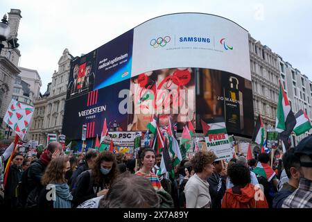 Londra, Regno Unito, 18 maggio 2024. Migliaia di persone si sono riunite per il 76° anniversario della Nakba e la 14° marcia nazionale per la Palestina nel centro di Londra, ripetendo l'appello per un cessate il fuoco a Gaza e per il governo britannico di fermare l'esportazione di armi in Israele. La Nakba (che significa catastrofe in arabo) segna il periodo tra il 1947-49 in cui 700.000 palestinesi furono cacciati dalle loro case per stabilire lo stato di Israele. Credito: Fotografia dell'undicesima ora/Alamy Live News Foto Stock