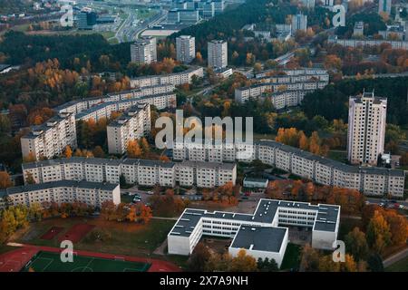 Vista aerea di un complesso di appartamenti residenziali bianchi alla periferia della città di Vilnius, Lituania, in una tranquilla serata autunnale Foto Stock