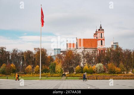 Piazza Lukiškės e la Chiesa domenicana degli Apostoli a Vilnius, Lituania, in una tranquilla giornata autunnale Foto Stock