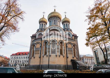 Cupole dorate e colorato esterno della Chiesa di San Michele e San Costantino, una chiesa ortodossa russa a Vilnius, Lituania. Costruito nel 1913 Foto Stock