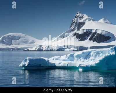 Modev Peak (r) e Buache (c) , Palaver Point, due isole Hummock, Antartide Foto Stock