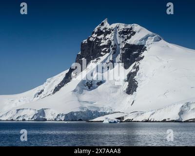 Buache Peak sopra Palaver Point, due isole Hummock, Antartide Foto Stock