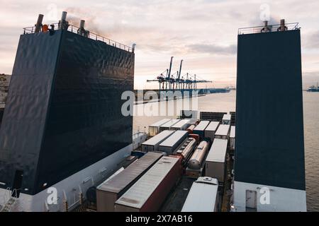 Camion merci in attesa di lasciare un traghetto DFDS nel porto di Klaipėda, in Lituania, in una tranquilla mattinata d'autunno, dopo essere arrivati da Karlshamn durante la notte Foto Stock