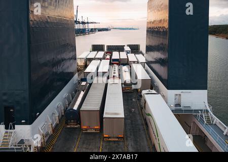 Camion merci in attesa di lasciare un traghetto DFDS nel porto di Klaipėda, in Lituania, in una tranquilla mattinata d'autunno, dopo essere arrivati da Karlshamn durante la notte Foto Stock