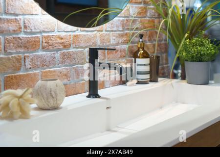 Moderno rubinetto dal design minimalista e finiture di alta qualità, combina funzionalità e stile Foto Stock