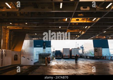 Camion merci in attesa di lasciare un traghetto DFDS nel porto di Klaipėda, in Lituania, in una tranquilla mattinata d'autunno, dopo essere arrivati da Karlshamn durante la notte Foto Stock