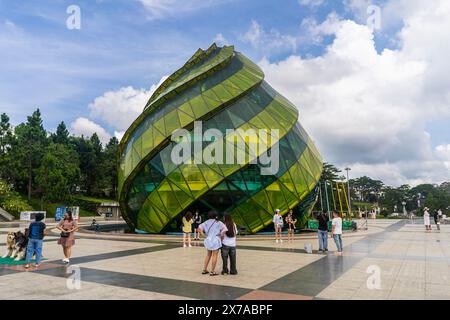 Padiglione di vetro sotto forma di bocciolo di carciofo in Piazza Lam Vien Vietnam. Da Lat è una destinazione popolare Foto Stock