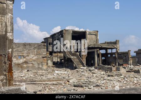 Edifici in rovina di una città mineraria abbandonata sull'isola di Hashima nota anche come Gunkanjima o Battleship Island, Nagasaki, Giappone Foto Stock