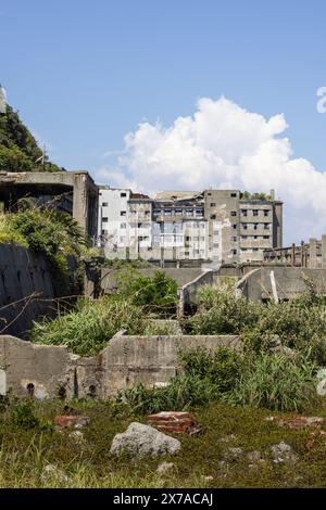 Edifici in rovina di una città mineraria abbandonata sull'isola di Hashima nota anche come Gunkanjima o Battleship Island, Nagasaki, Giappone Foto Stock