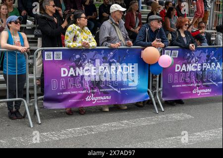 New York, Stati Uniti. 18 maggio 2024. NEW YORK, NEW YORK - 18 MAGGIO: Gli spettatori guardano durante la diciottesima edizione annuale della Dance Parade and Festival il 18 maggio 2024 a New York City. Crediti: Ron Adar/Alamy Live News Foto Stock