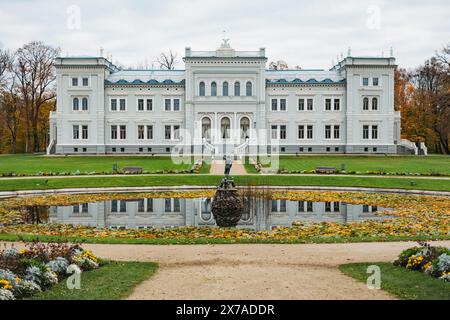 L'ingresso al Museo d'Arte Samogitiana di Plunge, Lituania, in autunno. Ospitato in un ex maniero residenziale della famiglia Ogiński Foto Stock