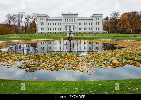 L'ingresso al Museo d'Arte Samogitiana di Plunge, Lituania, in autunno. Ospitato in un ex maniero residenziale della famiglia Ogiński Foto Stock