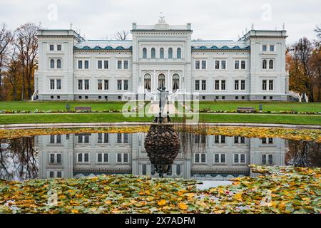 L'ingresso al Museo d'Arte Samogitiana di Plunge, Lituania, in autunno. Ospitato in un ex maniero residenziale della famiglia Ogiński Foto Stock