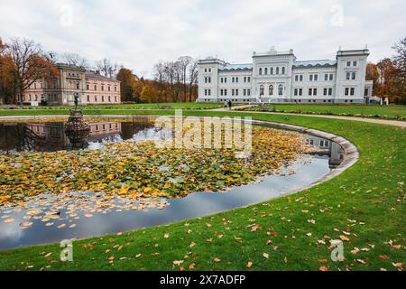 L'ingresso al Museo d'Arte Samogitiana di Plunge, Lituania, in autunno. Ospitato in un ex maniero residenziale della famiglia Ogiński Foto Stock