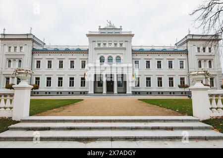 L'ingresso al Museo d'Arte Samogitiana di Plunge, Lituania, in autunno. Ospitato in un ex maniero residenziale della famiglia Ogiński Foto Stock