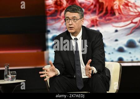 Michael Baumann Onkologe 05/24 suo Michael Baumann AM 15. Mai 2024 in Markus Lanz , ZDF TV Fernsehen Talkshow Talk Show Deutschland deutsch deutscher Mann Radiologe Mediziner Arzt Radioonkologe medico tedesco dottore quer halb sitzend sprechend gestikulierend *** Michael Baumann oncologo 05 24 suo Michael Baumann il 15 maggio 2024 in Markus Lanz , ZDF TV Television Talk Show Talk Show Germania deutscher Mann tedesco Radiologo Mediziner Arzt Radioonkologe medico tedesco medico trasversale mezza seduta parlare gesticolazione Foto Stock