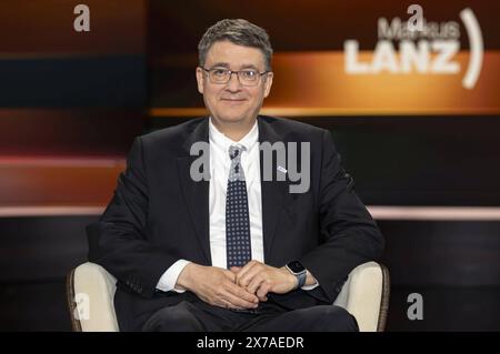 Michael Baumann Onkologe 05/24 suo Michael Baumann AM 15. Mai 2024 in Markus Lanz , ZDF TV Fernsehen Talkshow Talk Show Deutschland deutsch deutscher Mann Radiologe Mediziner Arzt Radioonkologe medico tedesco dottore quer halb sitzend lächelnd *** Michael Baumann oncologo 05 24 suo Michael Baumann il 15 maggio 2024 in Markus Lanz , ZDF TV Television Talk Show Talk Show Germania deutscher Mann tedesco Radiologo Mediziner Arzt Radioonkologe medico tedesco croce mezza seduta sorridente Foto Stock