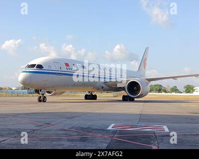 (240519) --PECHINO, 19 maggio 2024 (Xinhua) -- questa foto scattata il 17 maggio 2024 mostra il primo volo che riprende i collegamenti aerei tra Cuba e la Cina all'aeroporto internazionale Jose Marti di l'Avana, Cuba. Le autorità locali hanno affermato che il primo volo per riprendere i collegamenti aerei tra Cuba e Cina è arrivato a l'Avana venerdì, con uno scalo in Spagna, che migliorerà la connettività e faciliterà gli scambi tra i due paesi. (Xinhua/Lin Zhaohui) Foto Stock