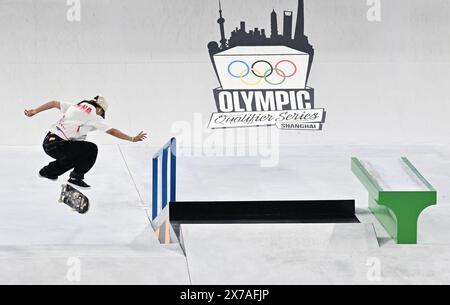 (240519) --PECHINO, 19 maggio 2024 (Xinhua) -- Zeng Wenhui della Cina partecipa alla semifinale femminile di skateboard all'Olympic Qualifier Series di Shanghai, nella Cina orientale, Shanghai, 18 maggio 2024. (Xinhua/Tao Xiyi) Foto Stock