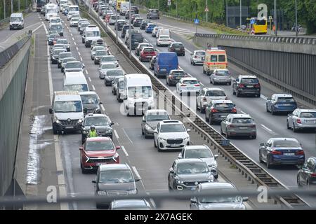 Stau, zähfliessender Verkehr, Stadtautobahn A 111, Höhe Heckerdamm, Charlottenburg, Berlino, Germania Foto Stock