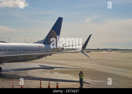 CHICAGO, il - 5 APRILE 2016: L'empennage di United Airlines Boeing 737-924ER visto all'aeroporto internazionale o'Hare di Chicago. O'Hare e' un importante int Foto Stock