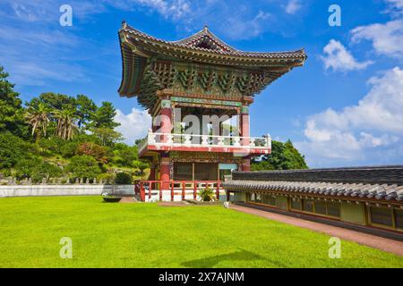 Tempio Yakcheonsa sull'isola di Jeju, Corea del Sud. Foto Stock