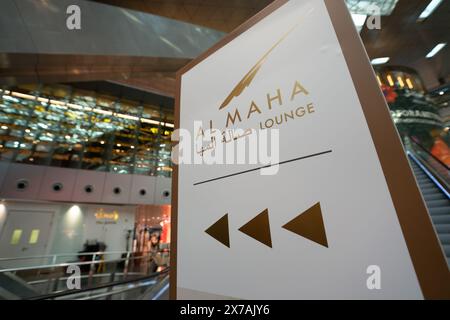 DOHA, QATAR - 13 OTTOBRE 2023: Primo piano del cartello al Maha Lounge visto all'Aeroporto Internazionale di Hamad. Foto Stock