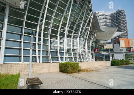 HONG KONG, CINA - 5 DICEMBRE 2023: Vista a livello della strada della stazione di Hong Kong West Kowloon. Foto Stock