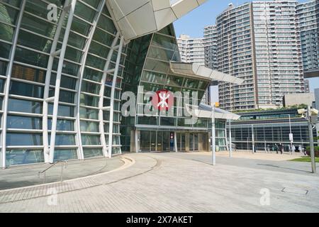 HONG KONG, CINA - 5 DICEMBRE 2023: Vista a livello della strada della stazione di Hong Kong West Kowloon. Foto Stock