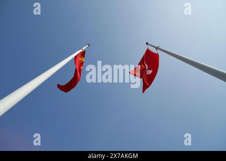 HONG KONG, CINA - 5 DICEMBRE 2023: Hong Kong e Cina bandiere viste contro il cielo. Foto Stock