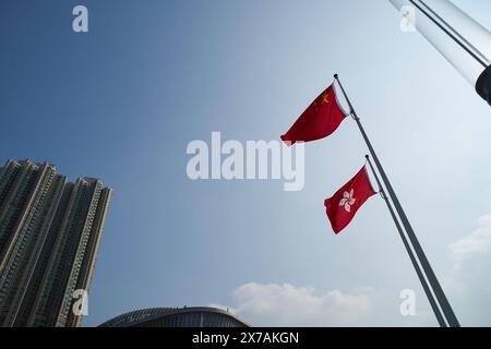 HONG KONG, CINA - 5 DICEMBRE 2023: Hong Kong e Cina bandiere viste contro il cielo. Foto Stock