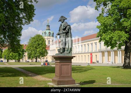 Denkmal Friedrich der Große, Neuer Flügel, Schloß Charlottenburg, Spandauer Damm, Charlottenburg, Berlino, Deutschland *** Monumento a Federico il grande, Ala nuova, Palazzo di Charlottenburg, Spandauer Damm, Charlottenburg, Berlino, Germania Foto Stock