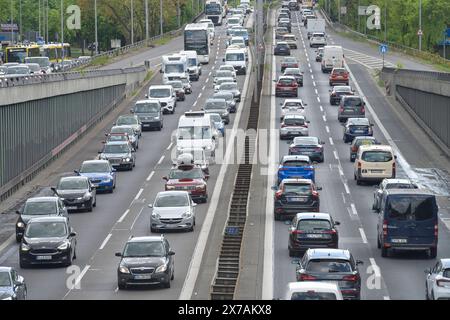 Stau, zähfliessender Verkehr, Stadtautobahn A 111, Höhe Heckerdamm, Charlottenburg, Berlino, Deutschland *** ingorgo del traffico, traffico lento, autostrada cittadina A 111, vicino a Heckerdamm, Charlottenburg, Berlino, Germania Foto Stock