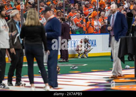 18 maggio 2024: L'attaccante Sam Firth (94) di Albany Firewolves guarda come festeggiano i Buffalo Bandits. I Buffalo Bandits ospitarono gli Albany Firewolves in gara 2 delle finali della National Lacrosse League al KeyBank Center di Buffalo, New York. (Jonathan tenca/CSM) Foto Stock