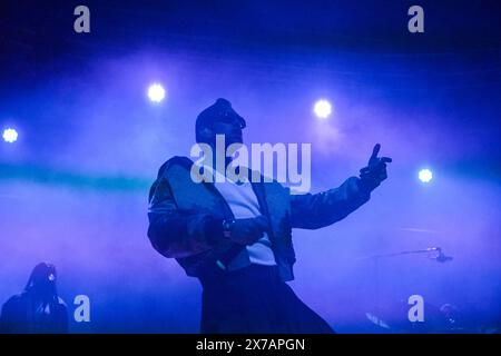 Concerto di musica della cantante italiana - Concerto di Mahmood a Milano il cantante italiano Mahmood si esibisce dal vivo sul palco di le Fabrique per il primo tour italiano del 2024. Milano Italia, il 18 maggio 2024. Foto Tiziano Ballabio Milano le Fabrique Italia Copyright: XTizianoxBallabiox/xLiveMediax LPM 1360437 Foto Stock